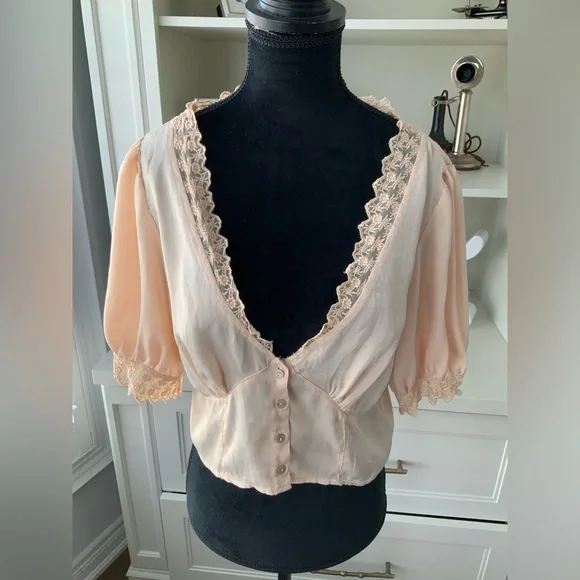 URBAN OUTFITTERS Isabella Lace Trim Satin Blouse Blush Peach Short Sleeve SZ Med - Picture 6 of 16
